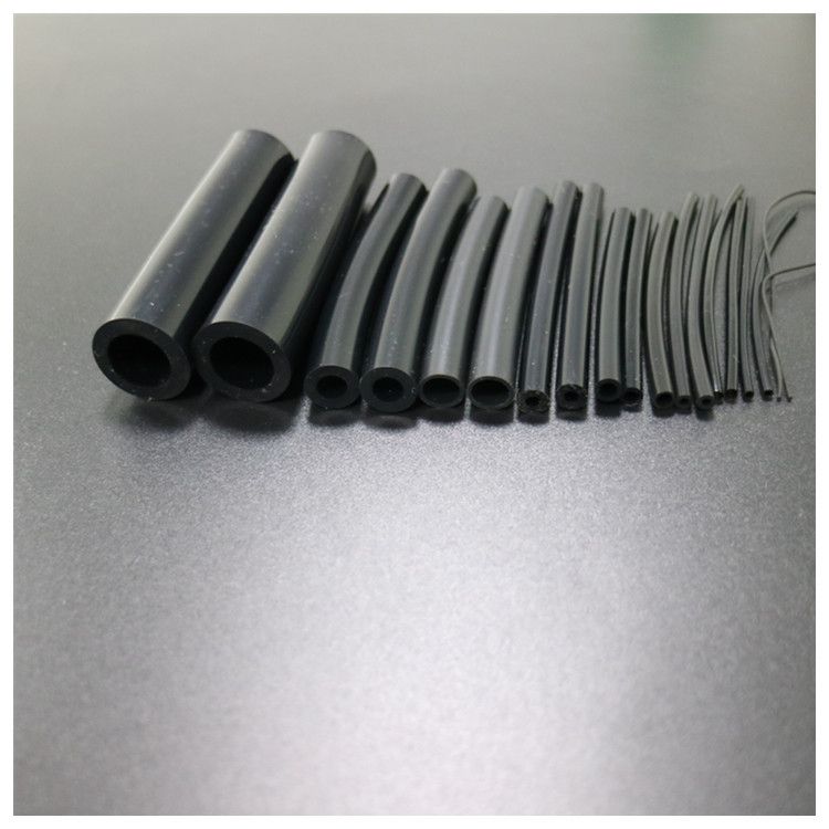 傳輸溶劑怕靜電起火？嶸牌導(dǎo)靜電硅膠軟管，化工/粉體輸送安全優(yōu)選！